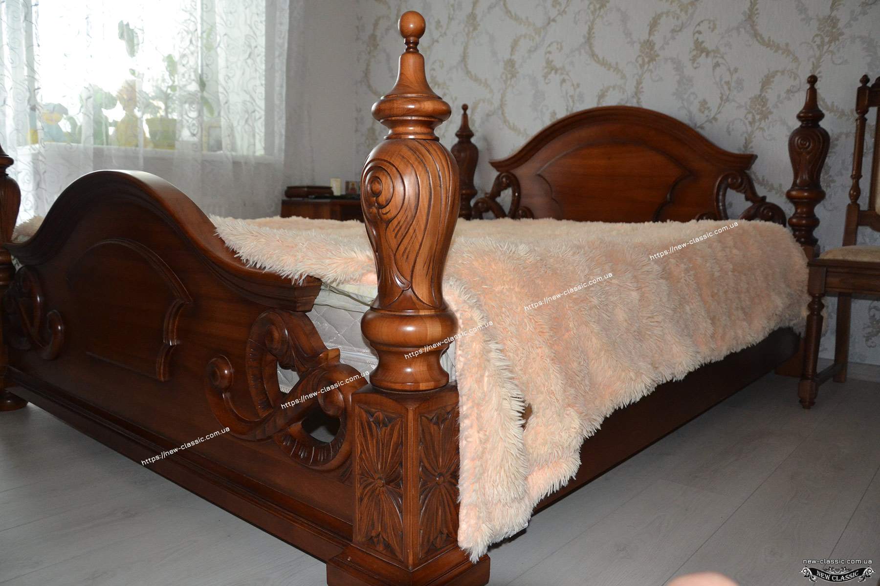 Різьблене ліжко в спальню