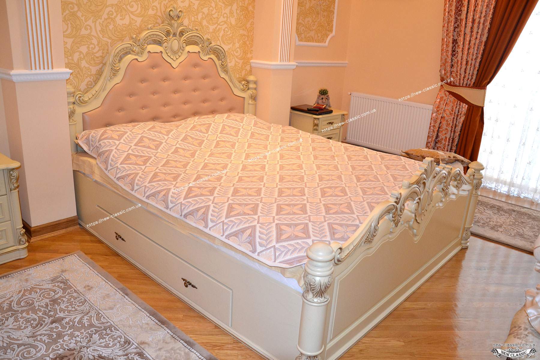 Ліжко в спальню
