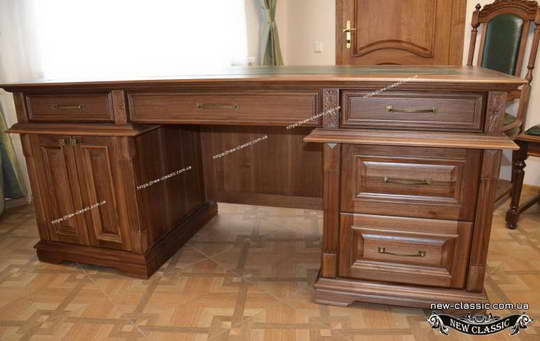 Класичний стіл в кабінет